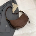 Detalle de bolso hobo de ante marrón oscuro con correa ajustable y hebilla dorada - Marrón