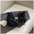 Bolso tote grande de cuero encerado negro con bolsillos laterales y cierre de giro - Negro