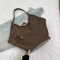 Dettaglio della borsa tote grande in camoscio marrone scuro con ciondolo coordinato - Marrone