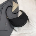Detalle de bolso hobo de ante negro con correa de cuero y herrajes dorados - Negro