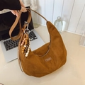 Borsa hobo in camoscio marrone con tracolla regolabile e ciondoli in perle di legno - Con Ciondolo / Marrone