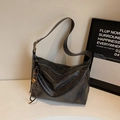 Schwarze matte Ledertasche mit goldenen Beschlägen und COIH 2DN Logo in Minimalkulisse - Schwarz
