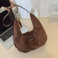 Borsa tote in pelle scamosciata marrone scuro con cinturino in pelle e etichetta moda - Con Ciondolo / Marrone
