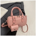 Détail du sac à main tissé rose avec mini pochette assortie et finitions argentées - Rose