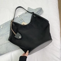 Vue détaillée du grand sac cabas noir en daim mat avec des finitions en cuir lisse - Noir