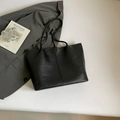 Minimalistische schwarze Tragetasche mit Lederstruktur für den täglichen Arbeitsweg - Schwarz