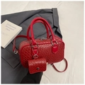 Détail du sac Boston rouge à texture tressée avec bandoulière et mini pochette assortie - Rouge