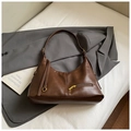 Detail der dunkelbraunen Hobo-Tasche aus Leder mit Litschi-Muster und Goldreißverschluss - Kakaobraun
