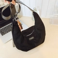 Borsa hobo minimalista in camoscio nero con ampia tracolla in pelle e ciondolo a perline - Con Ciondolo / Nero