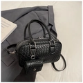 Détail du sac Boston noir tissé avec mini pochette et accessoires en métal argenté - Noir