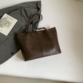 Vintage dunkelbraune große Tragetasche mit hochwertiger Kunstledertextur und vertikalen Nähten - Braun