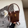 Borsa a secchiello leopardata marrone con tracolla regolabile e chiusura metallica oro - Marrone