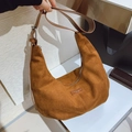 Borsa hobo in camoscio marrone caramello con ampia tracolla in pelle ed etichetta - Senza Ciondolo / Marrone