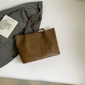 Vintage große dunkelbraune Tragetasche aus Kunstleder mit langen Henkeln und vertikaler Naht - Braun