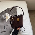 Borsa a secchiello marrone scuro con trama leopardata e fibbia dorata stile retrò - Marrone