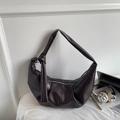 Vista dettagliata della grande borsa hobo in pelle testa di moro con pieghe e tracolla annodata - Marrone