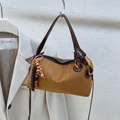 Sac cylindrique en daim marron avec chaîne métallique et breloque à pompon perlé décoratif - Brun Sans Pendentif