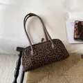 Vista dettagliata della borsa Boston leopardata con manici in pelle e cuciture a contrasto - Verde