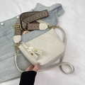 Detalle de bolso color crema con correa ancha de jacquard y remaches metálicos - Blanco Roto