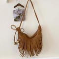 Borsa a mezzaluna in camoscio cammello con lunghe frange e perle di legno - Marrone
