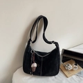 Detail der schwarzen Hobo-Tasche aus Wildleder mit weißen Nähten und Kiefernzapfen-Anhänger - Mit Anhänger / Schwarz