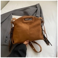 Dettaglio della borsa bohémien in camoscio marrone con lunghe frange e tracolla con occhielli - Marrone
