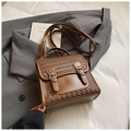 Schicke braune gewebte Schultertasche mit Vintage-Schnallen und verstellbarem Gurt - Ohne Anhänger / Braun