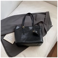 Détail du grand cabas noir en simili cuir texturé avec des accents métalliques dorés - Noir