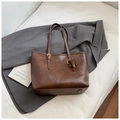 Détail du sac cabas vintage en cuir marron avec charme éléphant et fines bandoulières - Marron