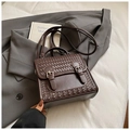 Zaino in pelle PU intrecciata marrone con cinghie a fibbia e stile vintage britannico - senza ciondolo / Marrone