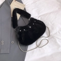 Détail du sac bandoulière en fausse fourrure noire avec rivets étoiles et chaîne argentée - Noir