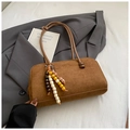 Detailaufnahme der braunen Wildledertasche mit Perlenquaste und langem Schultergurt - Hellbraun Mit Anhänger
