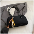 Detailansicht schwarze matte Bowling-Tasche mit Henkeln und buntem Perlenanhänger - Schwarz Mit Anhänger