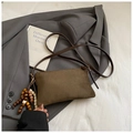 Detailansicht der braunen Wildleder-Schultertasche mit Retro-Holzperlen-Quaste und Reißverschluss - Grün mit Anhänger