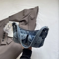 Gewaschene Denim-Achseltasche in klassischem Blau mit zwei Vordertaschen und Schultergurt - Denim-Blau