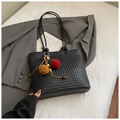 Minimalistische schwarze geflochtene Tote Bag mit stilvollen Plüschkugel-Anhängern - Schwarz mit Anhänger