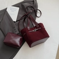 Detail der weinroten Eimertasche aus Mattleder mit Metallverschluss und Innentasche - Rot