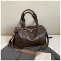Detail der dunkelbraunen PU-Leder Boston Tasche mit Vintage-Textur und Webriemen - Braun