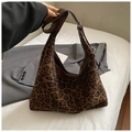 Detaillierte Nahaufnahme der hobo-tasche mit Leopardenmuster und breitem Schultergurt - Braun