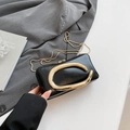 Dettaglio clutch in pelle nera con manico a C dorato e tracolla a catena a serpente - Nero