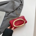 Dettaglio di una borsa a scatola rossa con grande manico a C dorato e tracolla a catena - Rosso