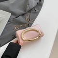 Dettaglio borsa in pelle verniciata rosa con fibbia a C dorata e tracolla a catena - Rosa