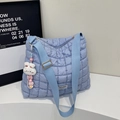 Dettaglio della borsa a tracolla trapuntata azzurra con coniglio di peluche e tracolla - Blu con ciondolo