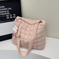 Dettaglio della borsa nuvola trapuntata rosa con texture soffice e ciondolo a forma di coniglio - Rosa Con Pendente