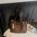 Sac cabas vintage imprimé léopard en suédine avec anses brunes et pendentif en perles - Marron avec Pendentif