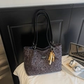 Grand sac cabas en daim à imprimé léopard gris avec pendentif perlé et lanières noires - Noir Avec Pendentif