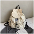 Dettaglio dello zaino bianco crema con chiusura a coulisse e tessuto strutturato - Bianco Sporco