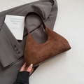 Retro dunkelbraune Wildleder-Schultertasche mit mattem Finish auf grauem Blazer - Braun