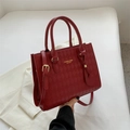 Minimalistische rode gewatteerde leren handtas met hartvormige bedel en schouderriem - Rood