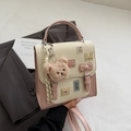 Détail du sac à bandoulière coréen avec pendentif ours en peluche et broderie - Rose